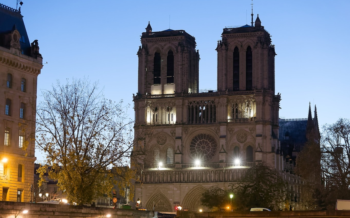 Paris se réveille, Notre-Dame aussi