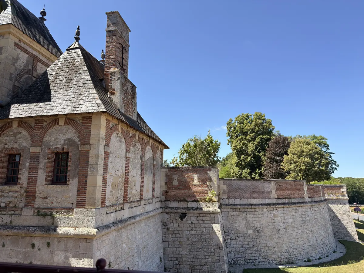 Visite guidée estivale Déambulation historique à Dampierre en Burly