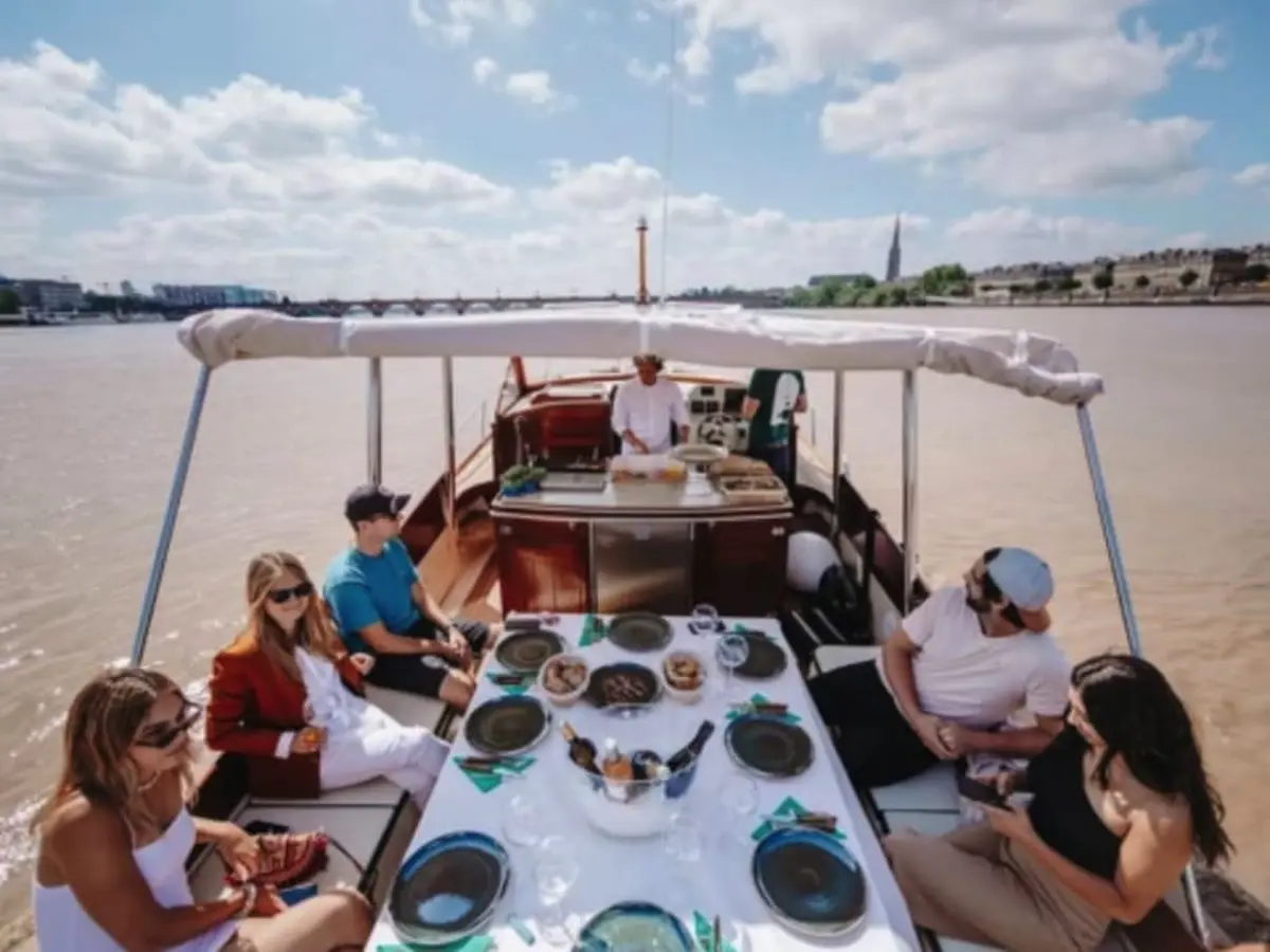 Visite guidée & brunch privé sur un bateau à Bordeaux (33)