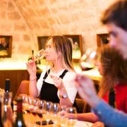 Visite guidée & dégustation de vins aux Caves du Louvre à Paris