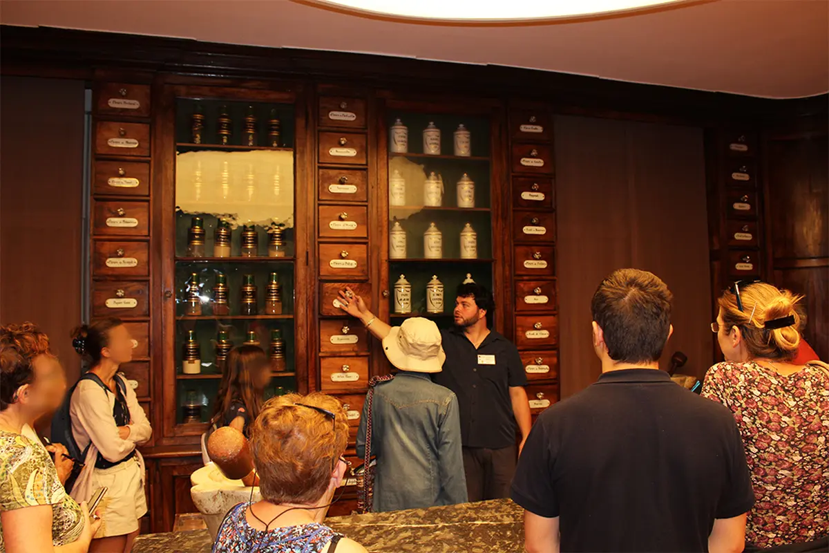 Visite Guidée : Pharmacie De L'Ancien Hôpital