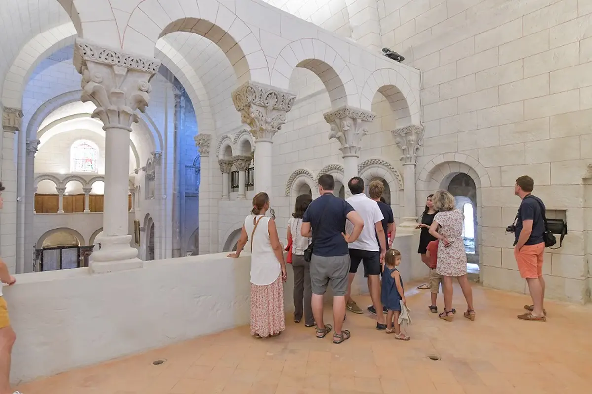 Visite l'abbatiale à l'envers et vue d'en haut
