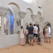 Visite l'abbatiale à l'envers et vue d'en haut