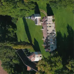 Visite libre du parc et des bâtiments annexes du Château de Vicques