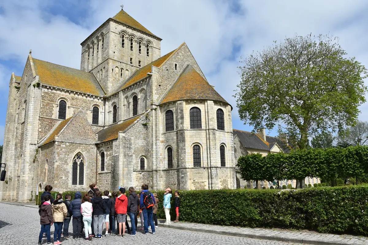 Visite spéciale enfants : L’abbatiale de Lessay à explorer… et à jouer !