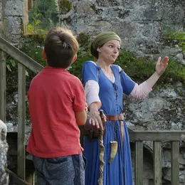 Visite théâtralisée en soirée  des Tours de Merle