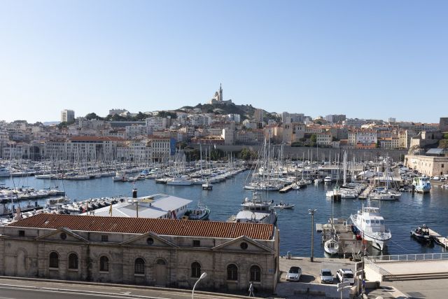 Le Vieux-Port de Marseille dominé par la basilique Notre-Dame-de-la-Garde