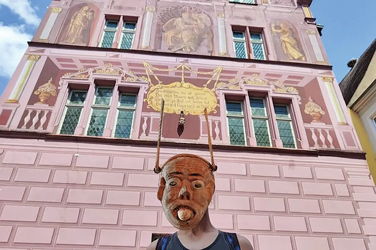 Une énigme devant l'hôtel de ville