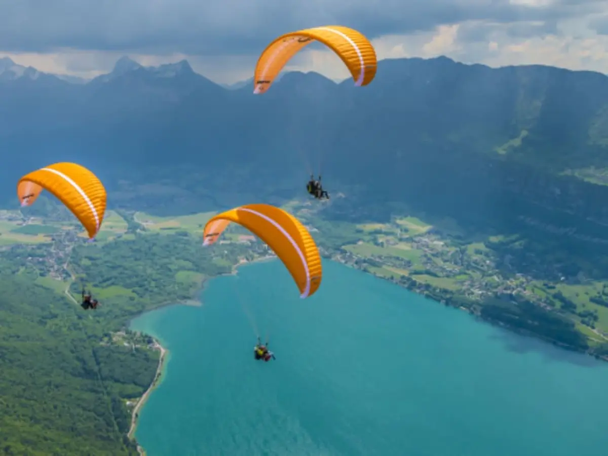 Vol ascendance en parapente au-dessus du lac d'Annecy (74)