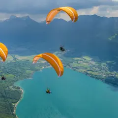 Vol ascendance en parapente au-dessus du lac d'Annecy (74)