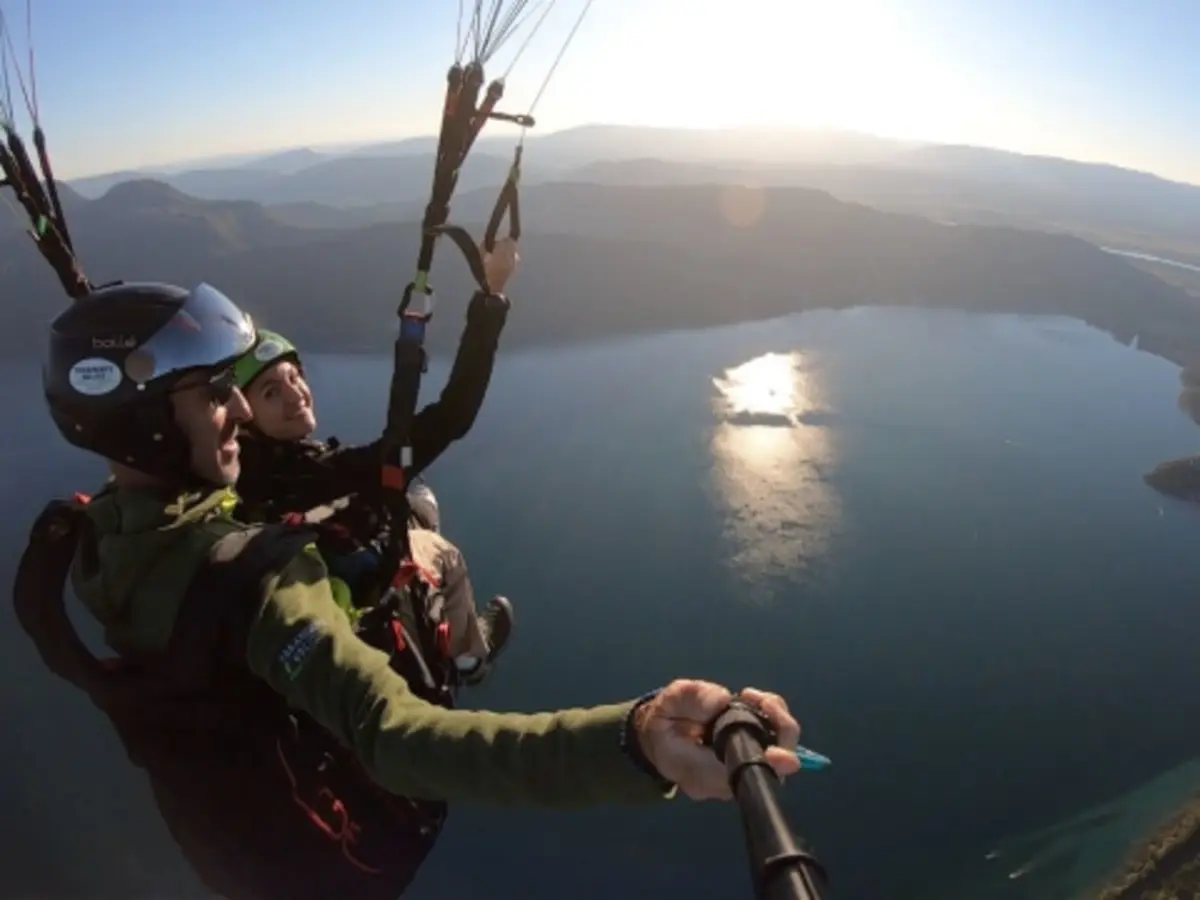 Vol en parapente au-dessus du lac du Bourget (73)