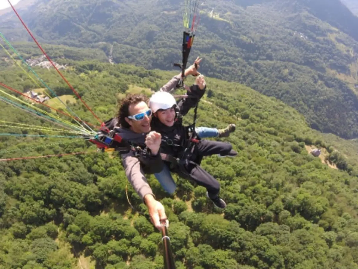 Vol en parapente dans le ciel de La Chambre (73)