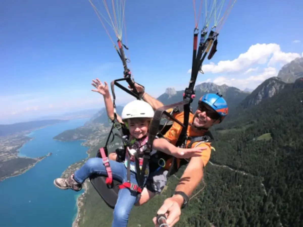Vol enfant en parapente au-dessus du lac d'Annecy