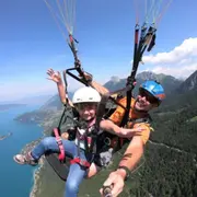 Vol enfant en parapente au-dessus du lac d'Annecy