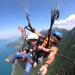 Vol enfant en parapente au-dessus du lac d'Annecy
