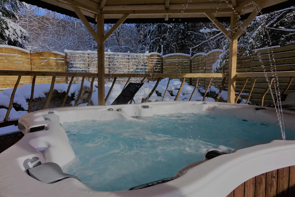 Un jacuzzi sous la neige, pour vous réchauffer en plein coeur de l'hiver