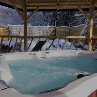 Un jacuzzi sous la neige, pour vous réchauffer en plein coeur de l'hiver DR