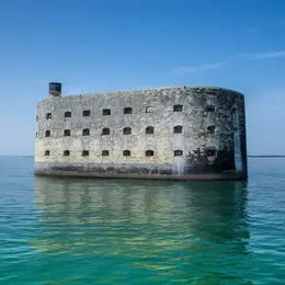 Vous aimez Fort Boyard ? Voici 10 forts maritimes spectaculaires à visiter en France