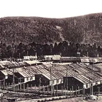 Vue d'ensemble du camp avant destruction des baraques &copy; Roger Romagny