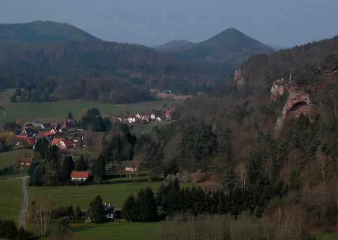 Le petit village d\'Obersteinbach est situé à 1km de l\'Allemagne et à 2km de la Moselle