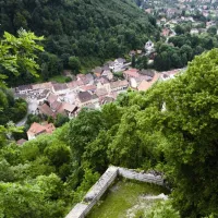 Vue sur les ruines et le village de Ferrette DR