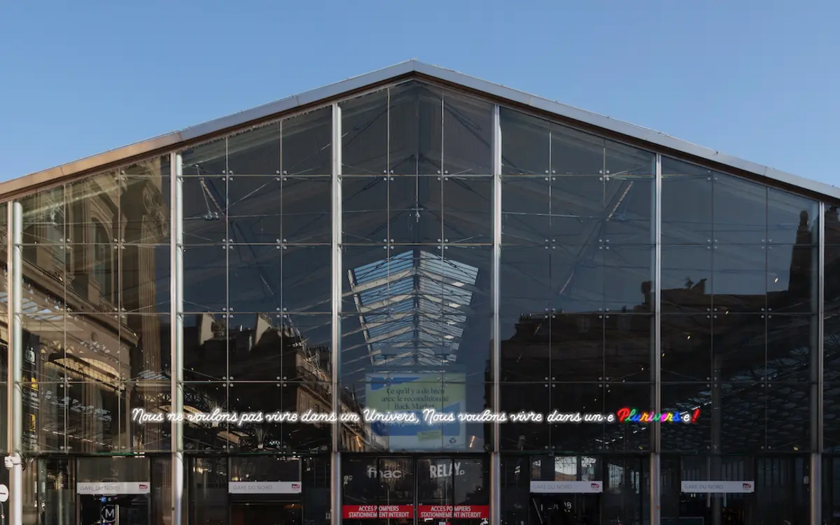 Warren Neidich, Nous ne voulons pas vivre dans un Univers, Nous voulons vivre dans un·e Plurivers·e !, 2026, Photomontage de l’installation sur la façade de la Gare du Nord