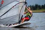 La planche à voile, aussi appelée windsurf, est un sport estival très populaire.