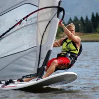 La planche à voile, aussi appelée windsurf, est un sport estival très populaire. &copy; DR