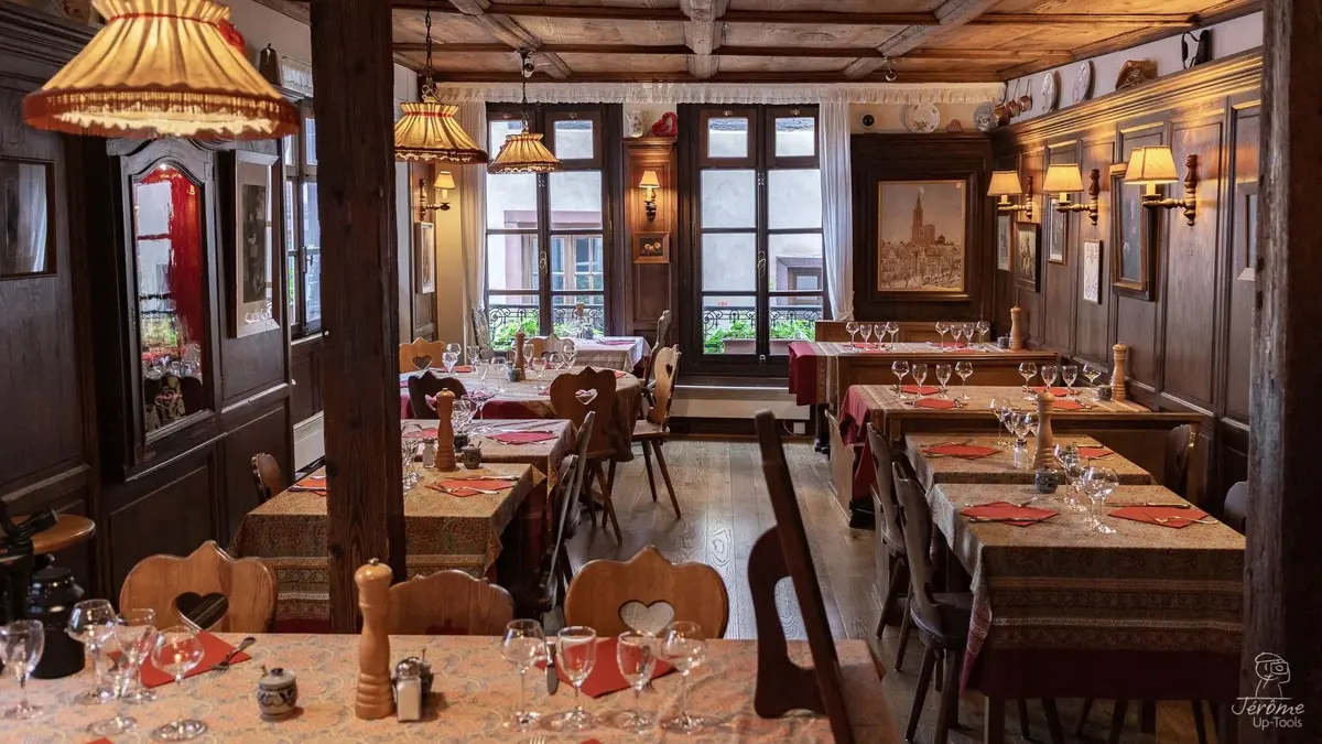 L'int&eacute;rieur chaleureux et typiquement alsacien du Winstub Chez Yvonne &agrave; Strasbourg