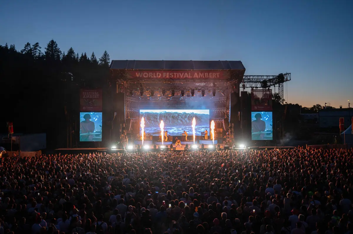 Chaque année, le festival réunit têtes d'affiches internationales et artistes émergents. 