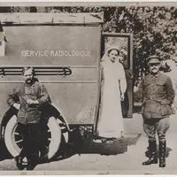 Irène Curie descend d'une voiture à rayons X, 1916 &copy;  Collection ACJC - Musée Curie