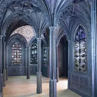 Wim Delvoye, Chapelle, 2006
Vitraux et acier Corten découpé au laser, 480 x 960 x 610 cm, Commande et
Collection Mudam Luxembourg, Musée d’Art Moderne Grand-Duc Jean,
Acquisition 2004 &copy; Rémi Villaggi / Mudam Luxembourg, VG Bild-Kunst, Bonn 2025