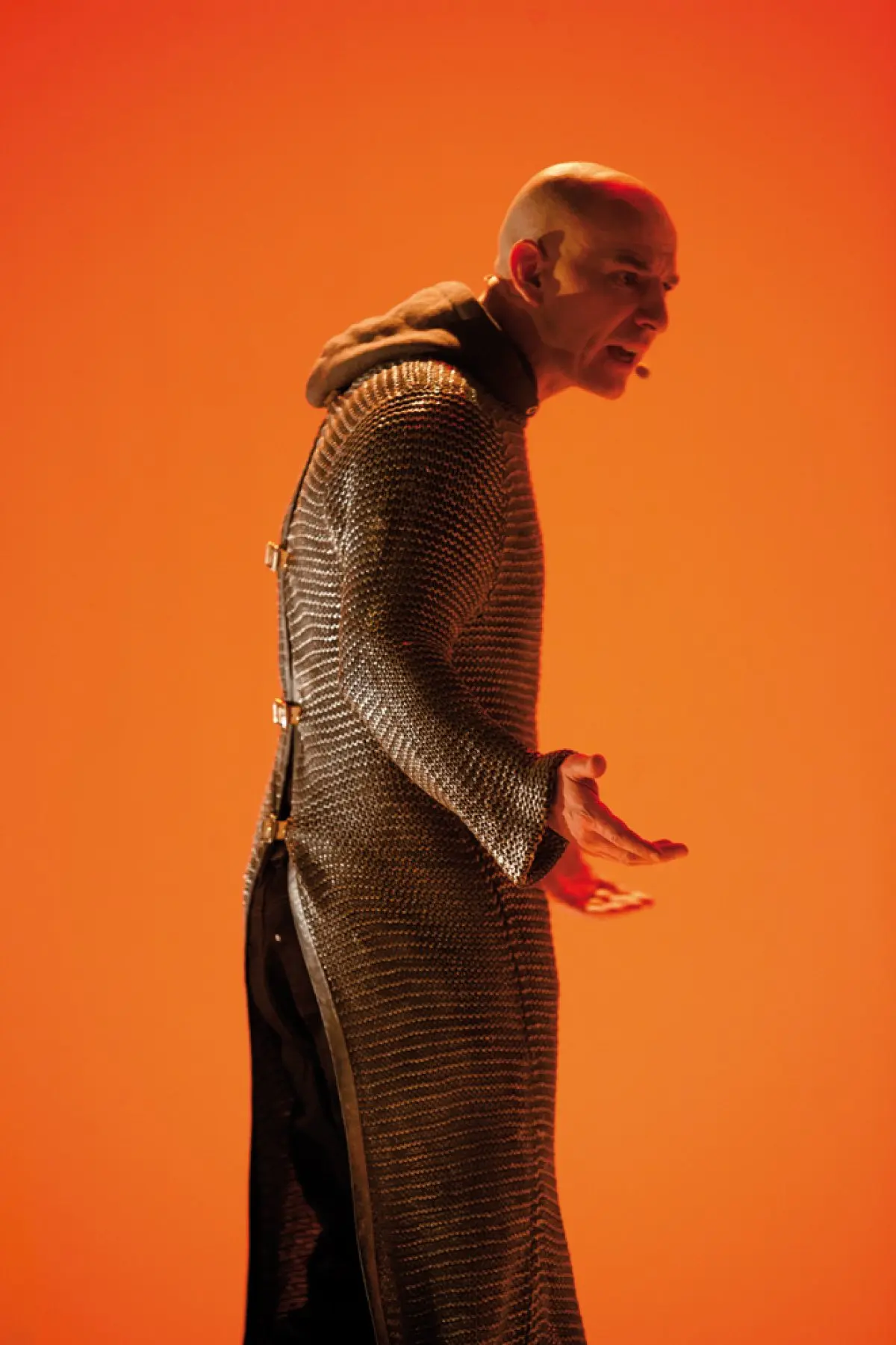 Autodidacte, Yan Gilg est aujourd'hui le directeur artistique de la compagnie pluridisciplinaire  Mémoires vives