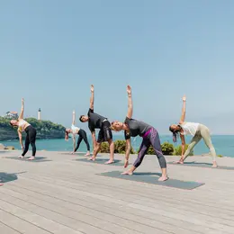 Yoga face à l'océan