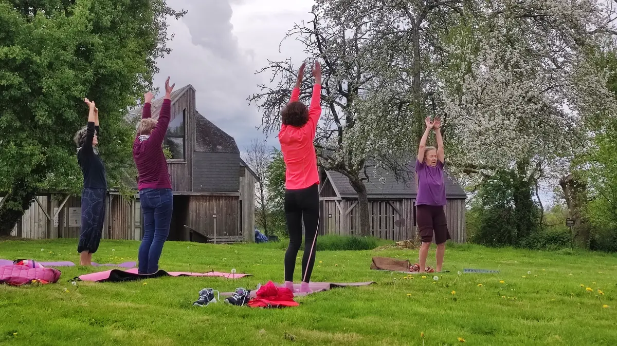Yoga sous les poiriers en fleurs