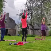 Yoga sous les poiriers en fleurs