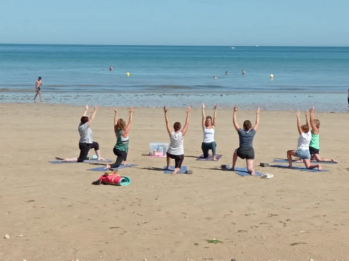 Yoga sur la plage à Bernières-sur-Mer