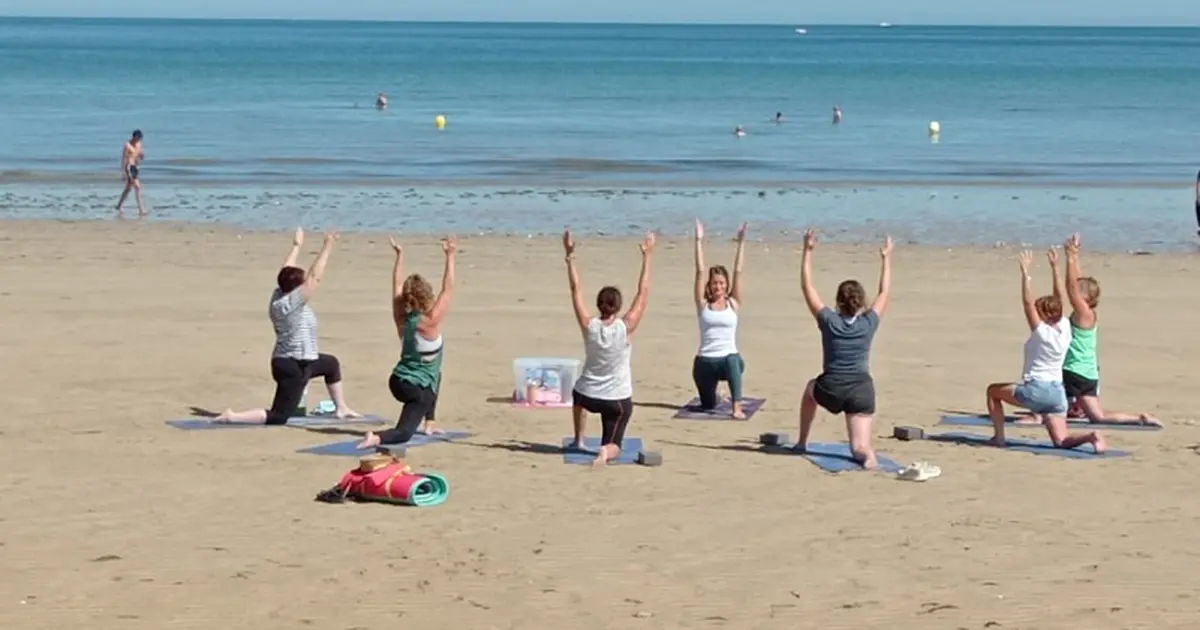 Yoga sur la plage à Langrune-sur-Mer
