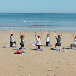 Yoga sur la plage à Langrune-sur-Mer