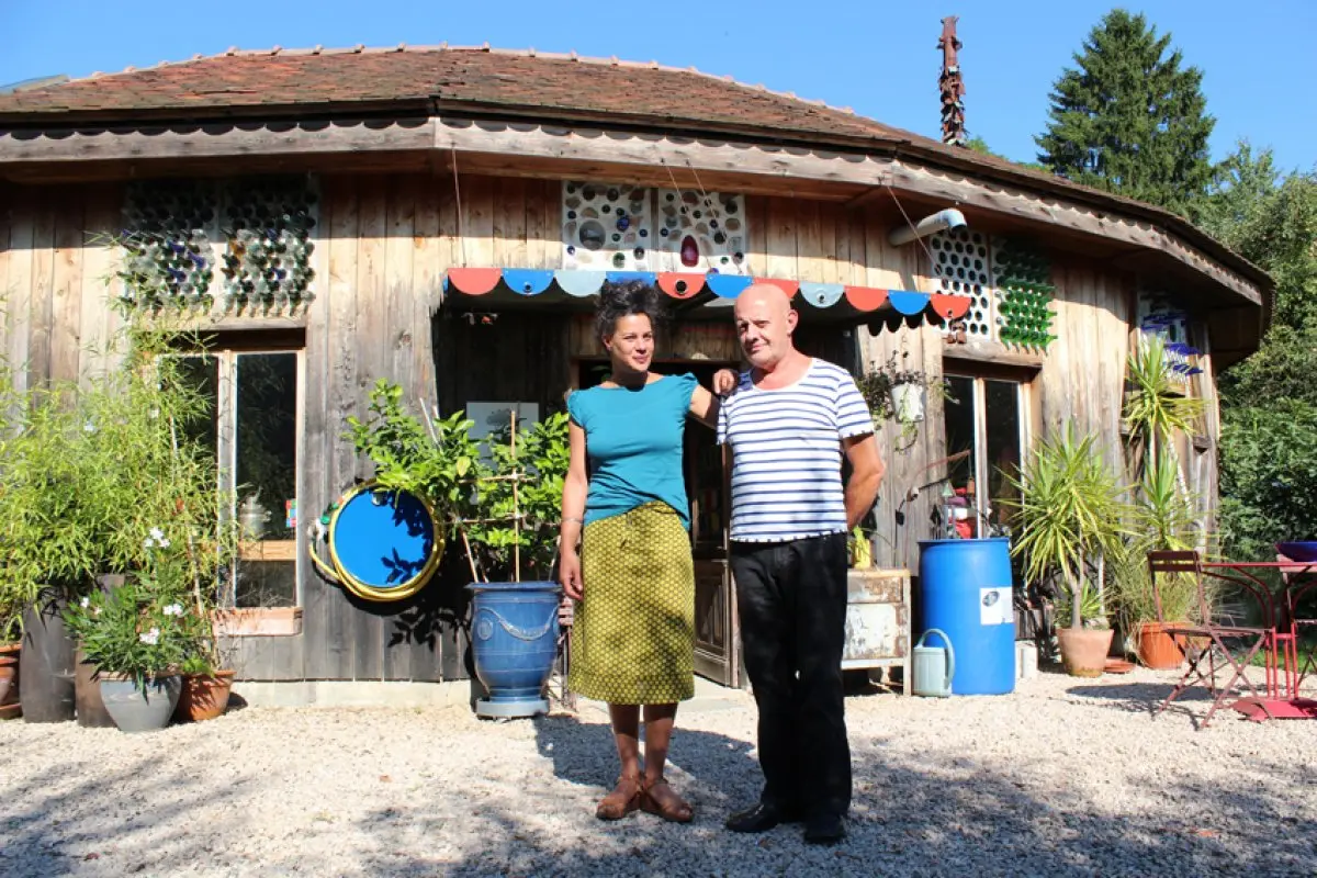 Yves Carrey et sa compagne Véronique devant leur maison ronde