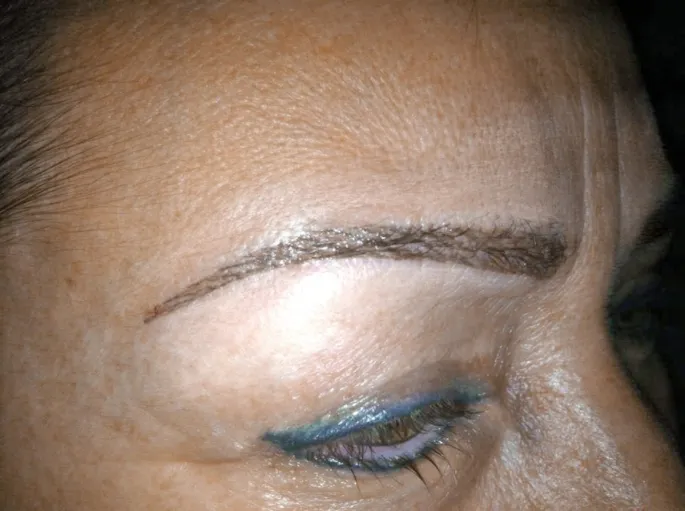 Exemple d\'un sourcil redessiné à Zen Essence avec la technique du maquillage permanent