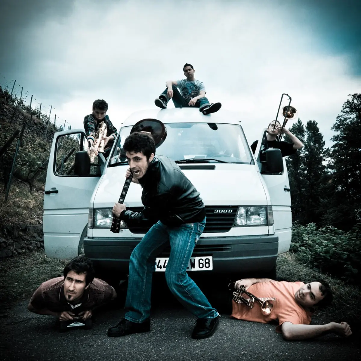 Zéro Talent, une ligne guitare-basse-batterie, et 3 cuivres, pour une musique festive et remuante