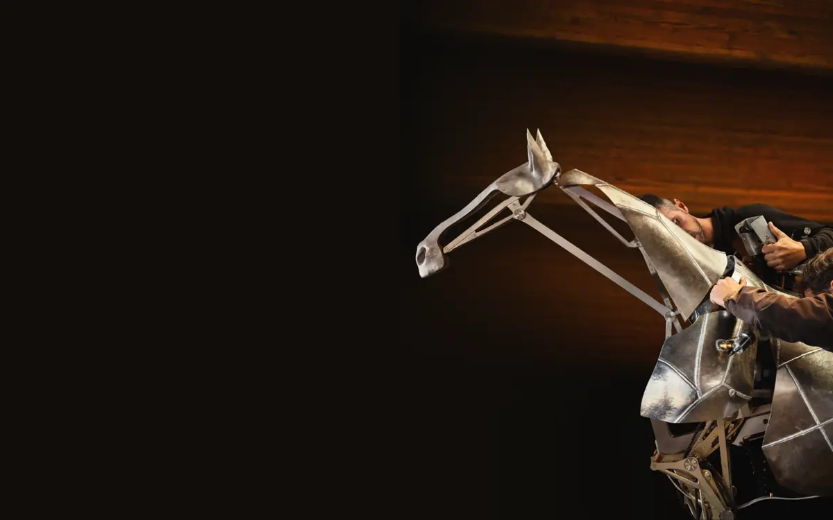 Visuel officiel du cheval métallique, Zeus.