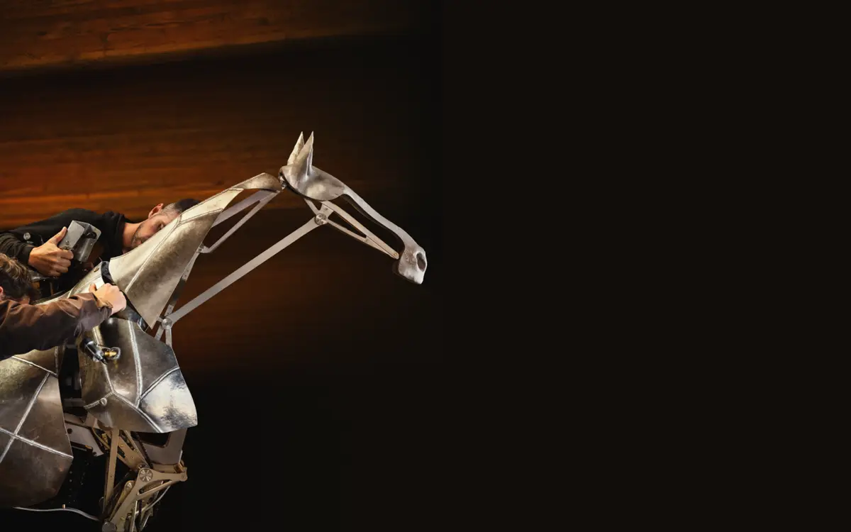 Visuel officiel du cheval métallique, Zeus.