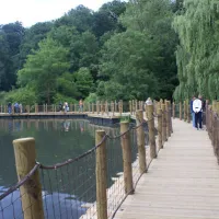 Zoo de Mulhouse : la passerelle sur le grand étang &copy; jds